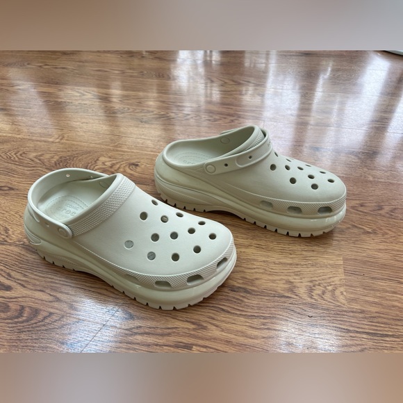 Crocs Unisex-Adult Mega Crush Clog 15 W / 13 M bone - Picture 3 of 4